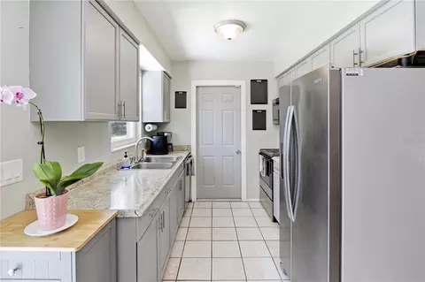 Kitchen - 1907 Leslie Ann Ln, Ocoee, FL 34761 photo 2 of 4