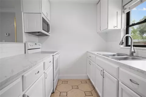 Kitchen - 1614 Maureen Ave, Ocoee, FL 34761 photo 3 of 4