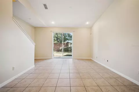 Living - 952 Davenwood Ct, Ocoee, FL 34761 photo 2 of 9