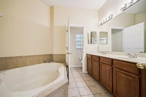 Bath - 952 Davenwood Ct, Ocoee, FL 34761 photo 2 of 5