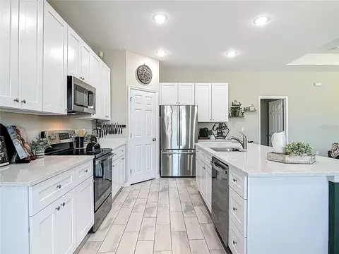 Kitchen - 39641 Royal Trails Rd, Eustis, FL 32736 photo 6 of 9