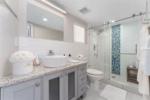 Bath - 606 E 6th Ave, Windermere, FL 34786 photo 7 of 7