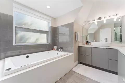 Bath - 606 E 6th Ave, Windermere, FL 34786 photo 5 of 7