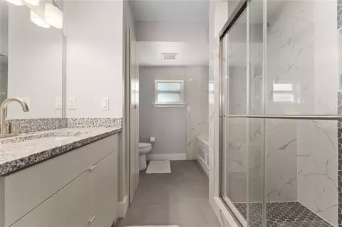Bath - 606 E 6th Ave, Windermere, FL 34786 photo 2 of 7