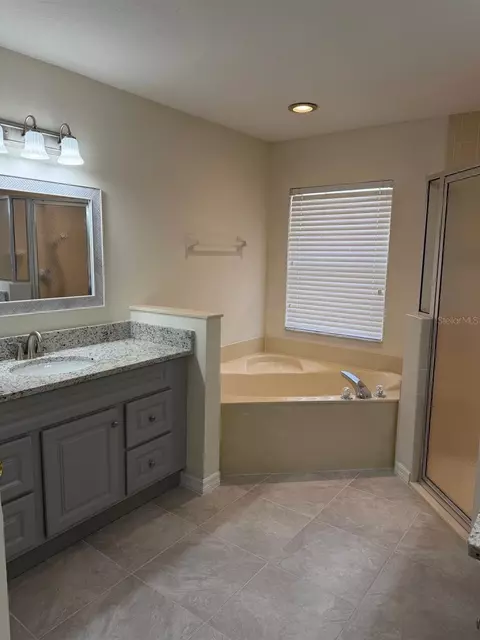 Bath - 4572 NW 32nd St, Ocala, FL 34482 photo 2 of 3