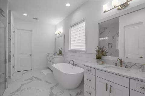 Bath - 1118 Estancia Woods Loop, Windermere, FL 34786 photo 4 of 6