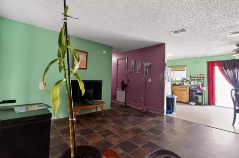 Living - 8779 SE 89th Pl, Ocala, FL 34472 photo 2 of 4