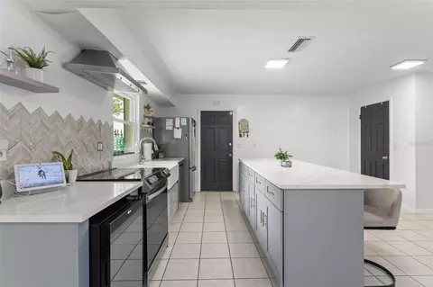 Kitchen - 429 Virginia Ave, Saint Cloud, FL 34769 photo 5 of 6