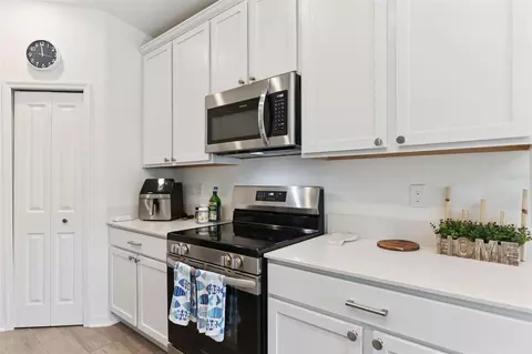 Kitchen - 3963 Willowbrook Dr, Edgewater, FL 32141 photo 4 of 4