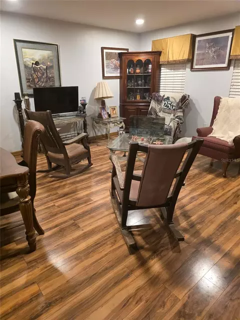 Living - 959 Thomas Rd, Eagle Lake, FL 33839 photo 2 of 4