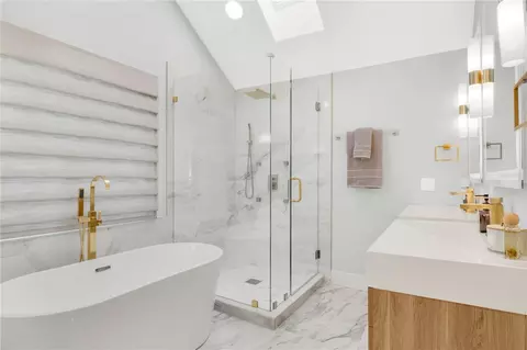 Bath - 109 E 12th Ave, Windermere, FL 34786 photo 1 of 4