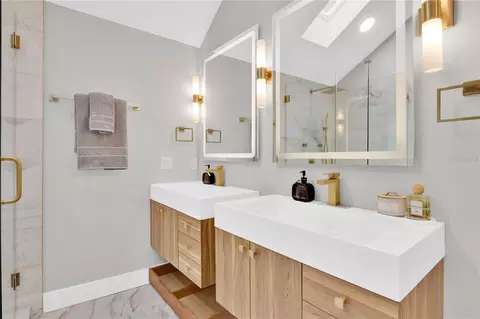 Bath - 109 E 12th Ave, Windermere, FL 34786 photo 2 of 4