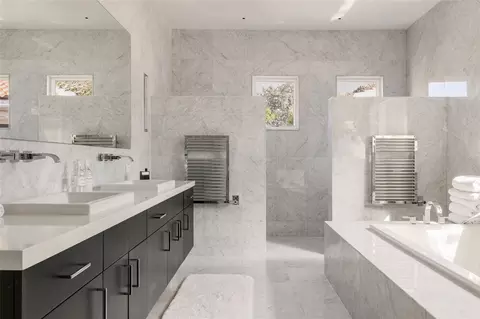 Bath - 12488 Park Ave, Windermere, FL 34786 photo 1 of 2