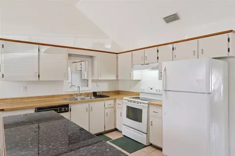 Kitchen - 220 Ridgecrest Loop, Minneola, FL 34715 photo 2 of 3