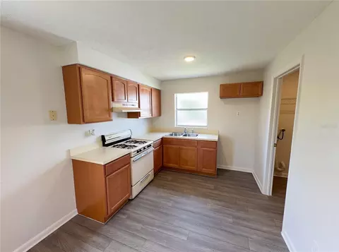Kitchen - 905 Cedar Dr, Melbourne, FL 32901 photo 2 of 2