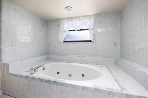Bath - 15181 NE 9th St, Williston, FL 32696 photo 6 of 6
