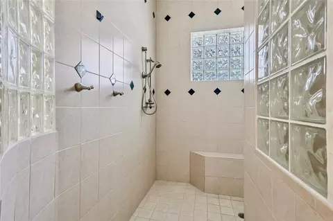 Bath - 2068 Roberts Point Dr, Windermere, FL 34786 photo 4 of 6
