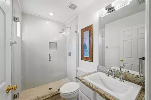 Bath - 910 Lascala Dr, Windermere, FL 34786 photo 3 of 4