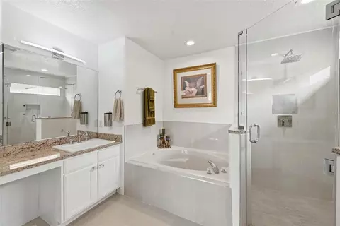 Bath - 910 Lascala Dr, Windermere, FL 34786 photo 1 of 4