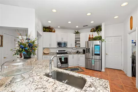 Kitchen - 910 Lascala Dr, Windermere, FL 34786 photo 4 of 6
