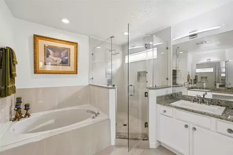 Bath - 910 Lascala Dr, Windermere, FL 34786 photo 2 of 4