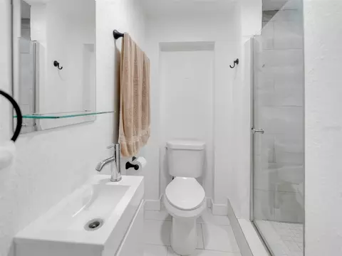 Bath - 2600 Euston Rd, Winter Park, FL 32789 photo 3 of 5