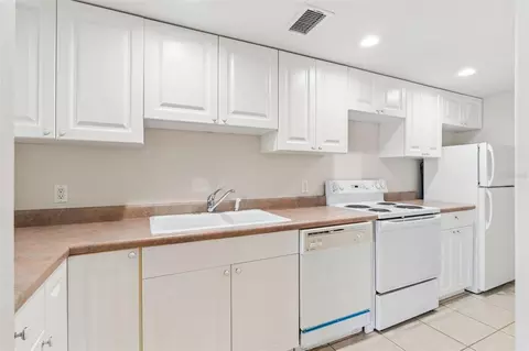 Kitchen - 4301 Down Point Ln, Windermere, FL 34786 photo 7 of 7