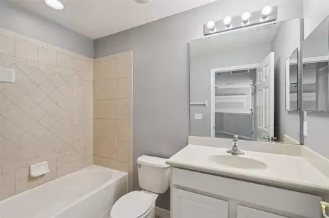 Bath - 722 Chacall Loop, Mount Dora, FL 32757 photo 4 of 4