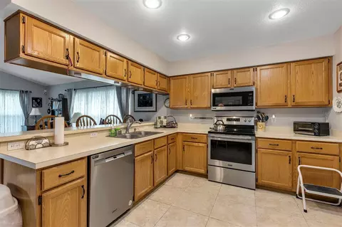 Kitchen - 406 Sterling Lake Dr, Ocoee, FL 34761 photo 3 of 4