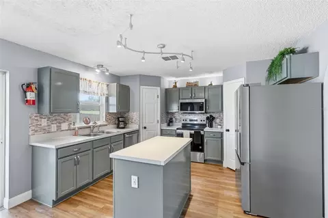 Kitchen - 2150 Sandridge Cir, Eustis, FL 32726 photo 3 of 4