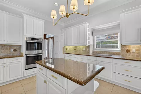 Kitchen - 1741 Edgewater Dr, Mount Dora, FL 32757 photo 4 of 5