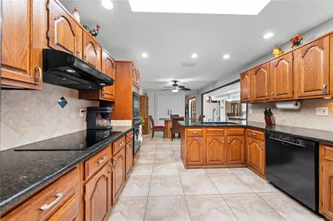 Kitchen - 6770 Bay Shore Dr, Saint Cloud, FL 34771 photo 7 of 8