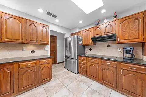 Kitchen - 6770 Bay Shore Dr, Saint Cloud, FL 34771 photo 6 of 8