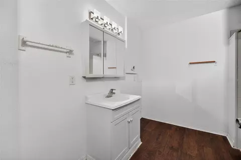 Bath - 421 E Kaley St, Orlando, FL 32806 photo 6 of 7