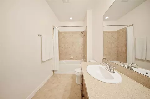 Bath - 1670 Regal River Cir, Ocoee, FL 34761 photo 3 of 3