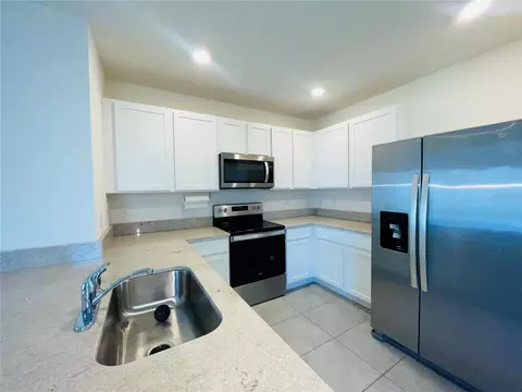 Kitchen - 17043 Oval Rum Dr, Wimauma, FL 33598 photo 4 of 6