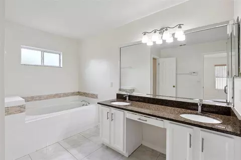 Bath - 1960 Aspenridge Ct, Ocoee, FL 34761 photo 2 of 4