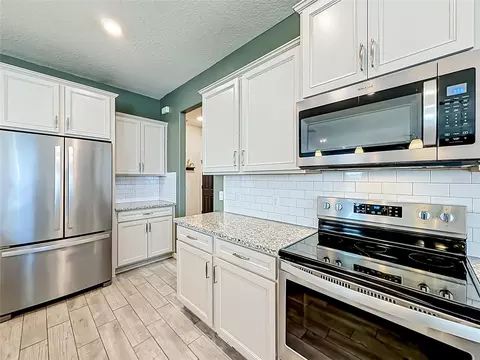 Kitchen - 2323 Nuthatch St, Saint Cloud, FL 34771 photo 10 of 14