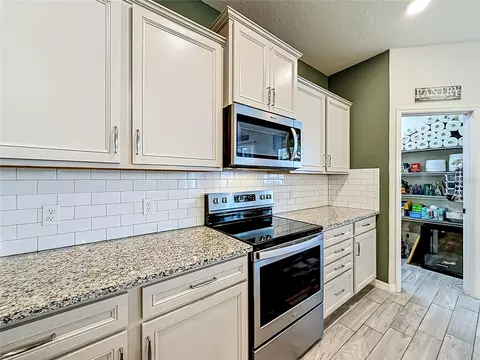 Kitchen - 2323 Nuthatch St, Saint Cloud, FL 34771 photo 8 of 14