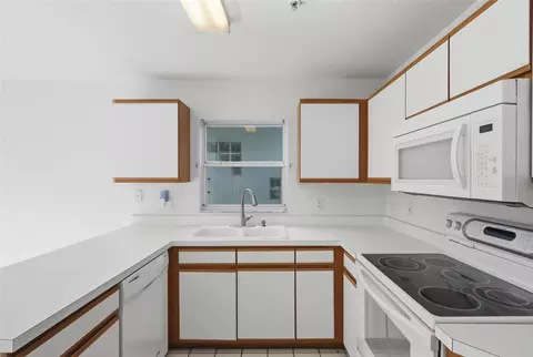 Kitchen - 3374 Hamlet Loop, Winter Park, FL 32792 photo 3 of 7