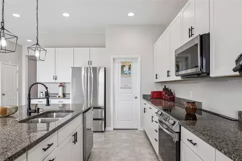 Kitchen - 2091 Brillante Dr, Saint Cloud, FL 34771 photo 4 of 7