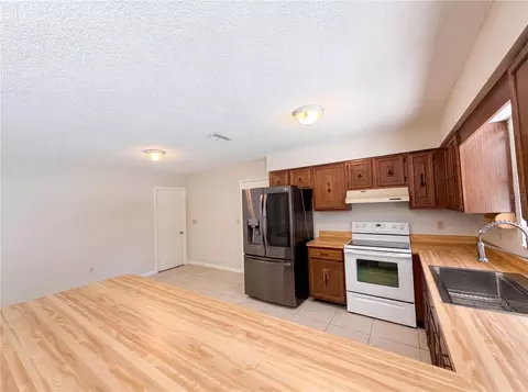 Kitchen - 543 Silver Course Cir, Ocala, FL 34472 photo 2 of 3