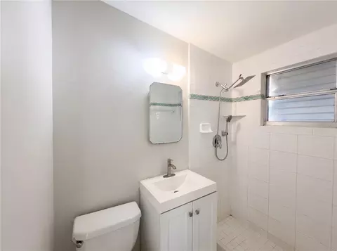 Bath - 911 New York St, Edgewater, FL 32132 photo 2 of 2