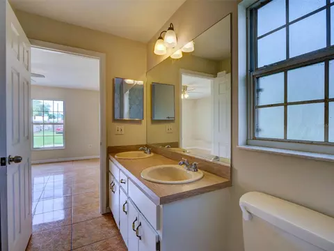 Bath - 806 Illinois Ave, Saint Cloud, FL 34771 photo 1 of 3