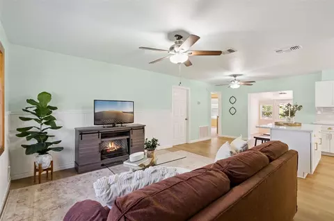Living - 1212 Russell Dr, Ocoee, FL 34761 photo 2 of 4