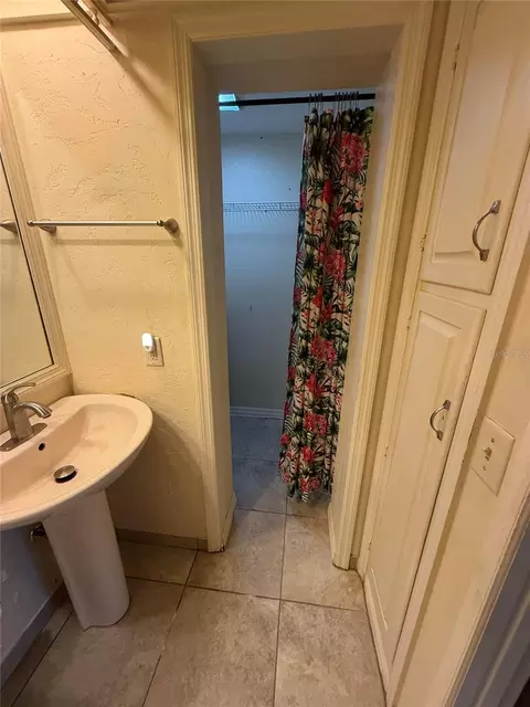 Bath - 812 Guild Dr, Venice, FL 34285 photo 3 of 3