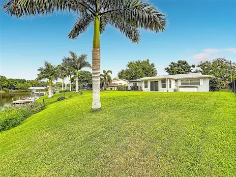 Exterior - 508 Shore Dr, Largo, FL 33771 photo 6 of 7