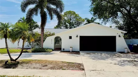 6073 Tanglewood Dr NE, Saint Petersburg, FL 33703