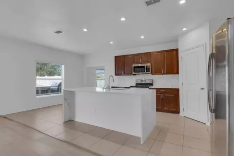 Kitchen - 4108 Deermoss Dr, Clermont, FL 34714 photo 4 of 5