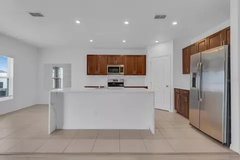 Kitchen - 4108 Deermoss Dr, Clermont, FL 34714 photo 5 of 5